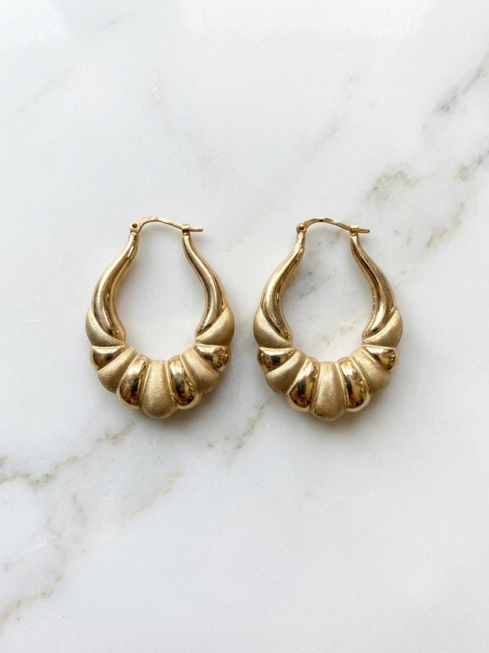 Vintage 14K Italian Gold Ribbed Shrimp Hoop Earrings | Textured Satin Finish 4g